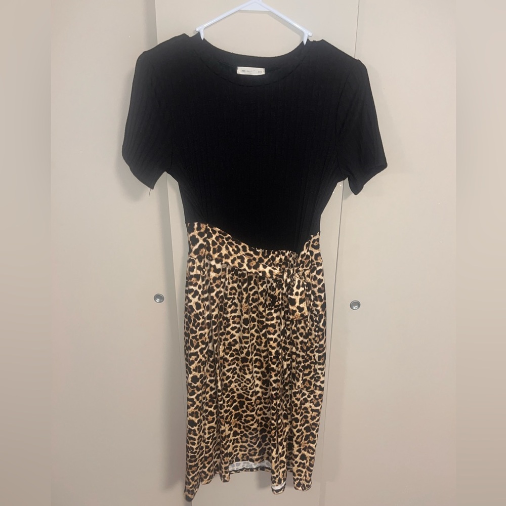 Midi dress with leopard print skirt and tie in the front
